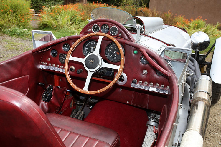 Chiếc xe cũng có phanh đĩa thông gió trợ lực và tay lái trợ lực, phù hợp đối với một phương tiện to lớn cỡ này. Cabin xe có ba chỗ ngồi, một ghế đơn cho tài xế phía trước và một ghế dài cho hai hành khách phía sau