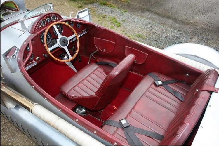 Ngoài khối động cơ xe tăng Rolls-Royce Meteor, V12 Special còn trang bị hộp số tự động GM TH400 từ một chiếc Jaguar XJ12, các bánh răng xoắn, bộ la-zăng cỡ 21 inch và lốp Blockley. Nó được chế tạo trên một khung gầm thép độ riêng, trong khi các tấm thân vỏ bằng nhôm đều được tạo hình vừa vặn để bám vào khung.