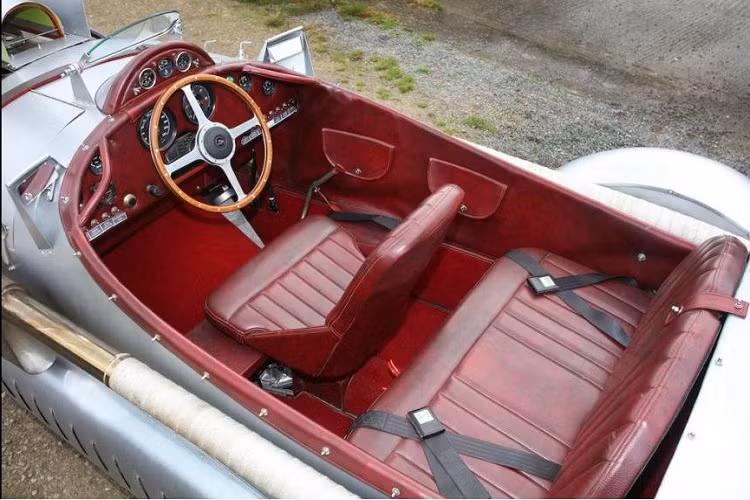 Ngoài khối động cơ xe tăng Rolls-Royce Meteor, V12 Special còn trang bị hộp số tự động GM TH400 từ một chiếc Jaguar XJ12, các bánh răng xoắn, bộ la-zăng cỡ 21 inch và lốp Blockley. Nó được chế tạo trên một khung gầm thép độ riêng, trong khi các tấm thân vỏ bằng nhôm đều được tạo hình vừa vặn để bám vào khung.