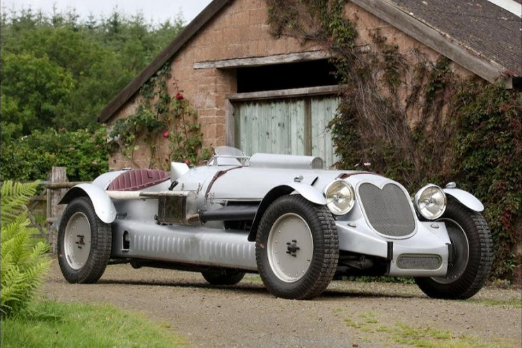 Nếu bạn là một người ưa thích những chiếc xe tự chế thủ công với một khối động cơ khổng lồ, vậy thì chiếc xe thể thao Meteor 27-liter V12 Special mui trần đặc biệt này chắc sẽ khiến bạn thích thú vô cùng khi nó có trang bị hẳn động cơ Meteor V12 dung tích 27 lít. Đây là động cơ có nguồn gốc từ Rolls-Royce, trang bị cho mẫu xe tăng Centurion, một phương tiện quân sự cổ điển của Quân đội Anh Quốc.