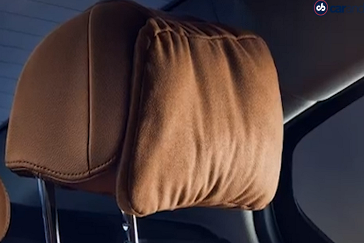 Là bản đặc biệt cao cấp, BMW 3 Series Gran Limousine Iconic Edition còn được trang bị gói tính năng hỗ trợ người lái gồm hệ thống hỗ trợ đỗ xe, hệ thống hỗ trợ lùi xe