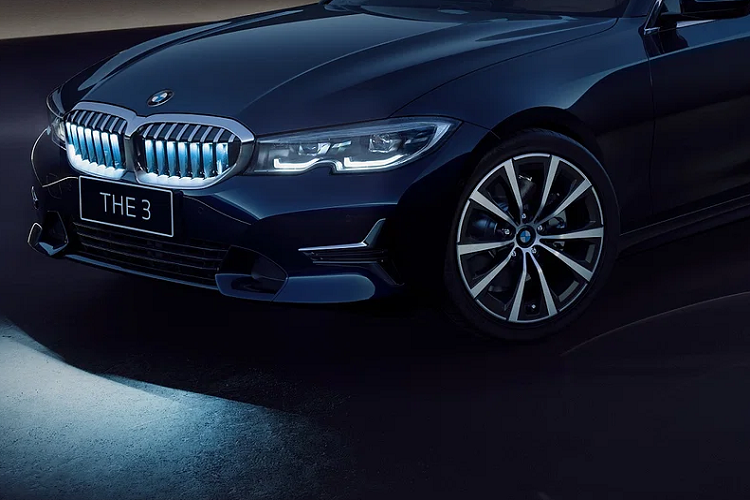 Các tính năng tiện ích cho hành khách bao gồm hệ thống điều hoà 3 vùng tự động có khả năng lọc khí thải chủ dộng, cửa nóc Panorama, đèn trợ sáng ambient, bảng đồng hồ kỹ thuật số 12.3 inch, màn hình giải trí cảm ứng 10.25 inch, hệ thống âm thanh Harmon Kardon 16 loa và đế sạc điện thoại không dây..