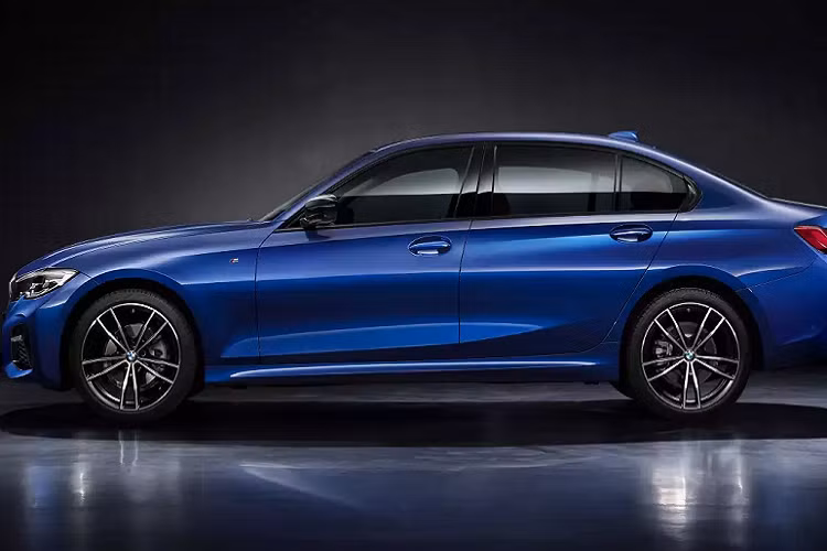 Về sức mạnh, 3 Series Gran Limousine Iconic sẽ có 2 trang bị động cơ theo 2 bản 330Li và 320Ld. Cụ thể, bản 330Li sử dụng máy xăng 4 xylanh 2.0L công suất 258 mã lực và 400 Nm mômen xoắn.