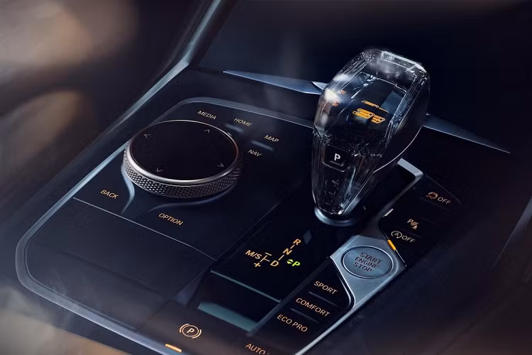 Để tạo nên sự khác biệt so với bản Gran Limousine thông thường, bản đặc biệt 3 Series Gran Limousine Iconic Edition được bổ sung thêm các trang bị đặc biệt. Theo đó, lưới tản nhiệt quả thận đặc trưng của xe được tích hợp thêm hệ thống hắt sáng, kết hợp với đó là hệ thống chiếu sáng LED tiêu chuẩn. Lazăng của xe vẫn là loại hợp kim 18 inch, trong khi đó thân xe được bổ sung thêm nhiều chi tiết điểm nhấn mạ crôm bóng.