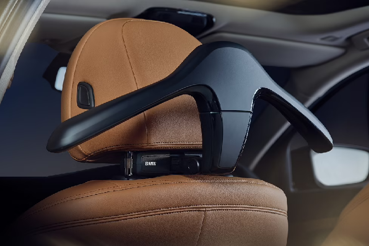 Bên trong khoang lái, BMW 3 Series Gran Limousine Iconic Edition nổi bật với cần số pha lê tuyệt đẹp điều khiển hộp số 6 cấp đi kèm logo 3 Series phát sáng tương tự như trang bị trên dòng 8 Series cao cấp nhất. Các trang bị tiêu chuẩn khác trên xe có thể kể đến hàng ghế trước cao cấp được bọc da Vernasca, hàng ghế sau có thêm tựa đầu và móc treo áo.