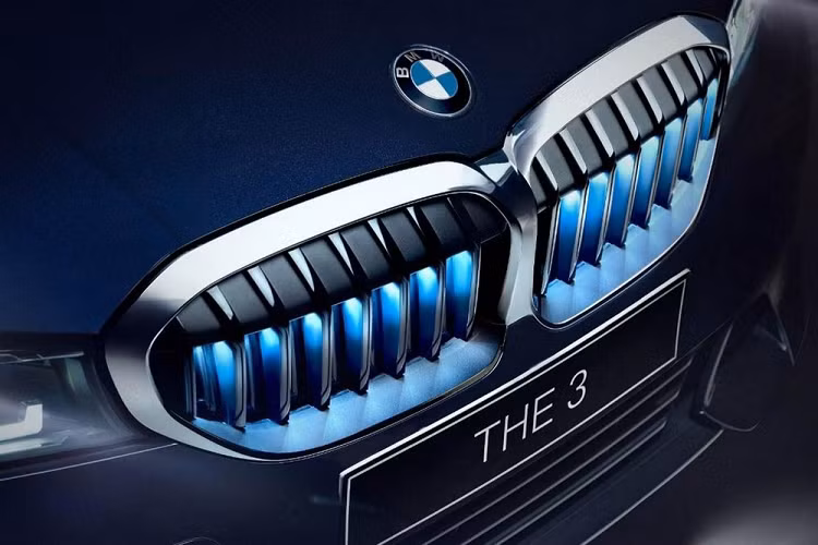Tại Ấn Độ, BMW 3 Series Gran Limousine hạng sang được định vị giữa dòng 3 Series và 5 Series cao cấp hơn. Do được phát triển trên bản trang bị này mà phiên bản giới hạn BMW 3 Series Gran Limousine Iconic Edition có chiều dài tổng thể là 4.829 mm và chiều dài cơ sở 2.961, dài hơn khoảng 110 mm so với dòng 3 Series thông thường, nhờ đó mà hàng ghế phía sau rộng rãi hơn khá nhiều.