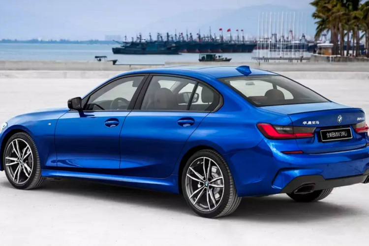 Trong khi đó bản máy dầu 320Ld sử dụng cộng cơ 4 xylanh 2.0L công suất 190 mã lực và mômen xoắn cực đại 400 Nm. Dù trang bị động cơ nào, xe cũng đi kèm hộp số Steptronic Sport tự động 8 cấp và lẫy chuyển số tích hợp sau vô lăng.