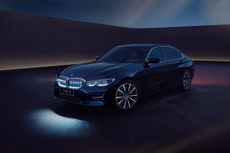 Theo nhiều nguồn tin, dòng sedan BMW 3 Series 2021 mới sẽ được hãng xe Đức tiến hành nâng cấp diện mạo trong năm 2022, mang đến cho xe vẻ ngoài hiện đại và hấp dẫn hơn. Tuy nhiên, bản nâng cấp này còn chưa kịp ra đời thì BMW Ấn Độ vừa ra mắt phiên bản đặc biệt cho dòng 3 Series với tên gọi Iconic Edition được phát triển từ bản trang bị Gran Limousine trục cơ sở dài.