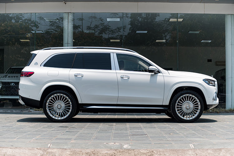 Tông màu trắng cùng bộ vành đa chấu kích thước lên tới 23 inch (tiêu chuẩn vành 22 inch) giúp chiếc xe thể hiện tối đa sự sang trọng, cao cấp và đẳng cấp của chiếc SUV đầu tiên mang thương hiệu hạng sang Maybach. Thông số kích thước, cấu hình động cơ ở mẫu xe này không thay đổi so với các xe trước đó được nhập về.