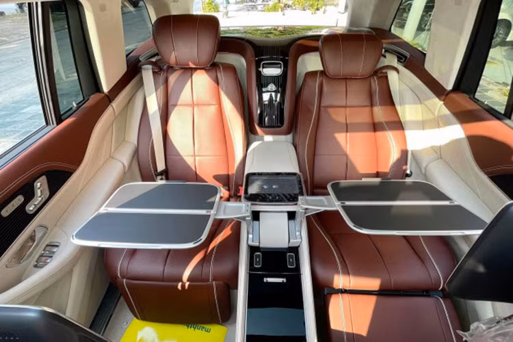 Khoang lái Maybach GLS 600 hiện đại với cụm màn hình đôi quen thuộc nhưng vẫn thể hiện nét cổ điển qua một loạt các phím bấm được tinh gọn dạng phím đàn piano. Các hoạ tiết hình dọc pinstripe cũng xuất hiện liền mạch trên bảng điều khiển trung tâm. Biểu tượng Maybach xuất hiện ở nhiều vị trí dễ thấy nhất như một khẳng định về đẳng cấp thương hiệu.