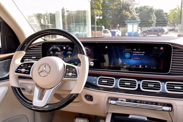 Nhà sản xuất trang bị một máy tính bảng mini đã cài đặt sẵn app cho phép hành khách điều chỉnh các chức năng như massage, chỉnh ghế, bệ đỡ chân, các vị trí nhớ ghế (2 vị trí), làm lạnh, sưởi ghế, hệ thống giải trí trên 2 màn hình tựa đầu. Theo nhà sản xuất, bàn làm việc có giá 1.800 USD trong khi bộ ly uống rượu màu bạc có giá 800 USD.