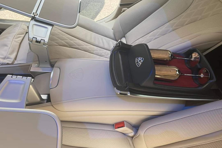 Mới đây, một chiếc xe siêu sang Mercedes-Maybach S450 4Matic đời 2018 đã chạy được hơn 1,5 vạn km được rao bán lại với mức giá 5,858 tỷ đồng tại TP HCM. Tính sương sương nếu ai đó mua chiếc xe này sẽ tiết kiệm được hơn 2,5 tỷ đồng so với đầu tư mua xe mới.