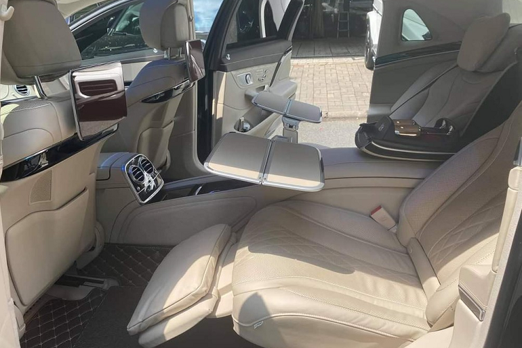 Ngoại thất chiếc Mercedes-Maybach S450 4Matic đời 2018 này cũng được trang điểm lại với bộ áo 2 màu cá tính với nửa thân trên xe dán màu trắng kem tạo điểm nhấn cho diện mạo của xe, bên cạnh đó còn có nhiều chi tiết mạ crom bóng loáng.