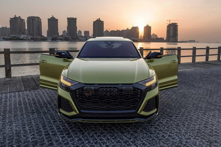 Bên trong chiếc Audi RS Q8 "1 of 1 Qatar Edition" xuất hiện nội thất bọc da màu đen sang trọng với chỉ khâu màu vàng Austin Yellow tương tự ngoại thất. 