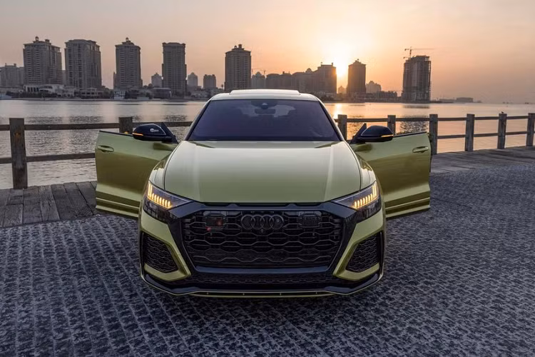 Bên trong chiếc Audi RS Q8 "1 of 1 Qatar Edition" xuất hiện nội thất bọc da màu đen sang trọng với chỉ khâu màu vàng Austin Yellow tương tự ngoại thất. 