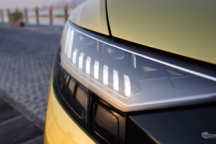 Nằm bên dưới nắp ca-pô của Audi RS Q8 "1 of 1 Qatar Edition" là khối động cơ xăng V8, tăng áp kép, dung tích 4.0L, tạo ra công suất tối đa 740 mã lực và mô-men xoắn cực đại 920 Nm. Nhờ đó, chiếc SUV hạng sang có một không hai này chỉ cần khoảng 3 giây để tăng tốc từ 0-100 km/h trước khi đạt vận tốc tối đa hơn 330 km/h. Với những thông số này, Audi RS Q8 "1 of 1 Qatar Edition" thậm chí còn nhanh hơn và có vận tốc tối đa cao hơn cả siêu xe Lamborghini Urus. 