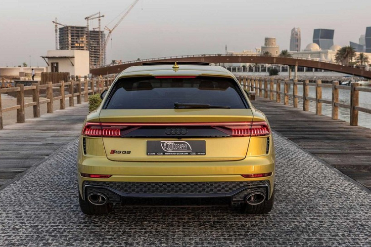 Chiếc Audi RS Q8 1 of 1 Qatar Edition này được sơn màu vàng Austin Yellow bóng bẩy. Đây là màu sơn Audi Exclusive tùy chọn khá đắt đỏ và tạo sự tương phản với những chi tiết màu đen khác như lưới tản nhiệt, khe gió trên cản trước hay vành la-zăng. Trong đó, bộ vành hợp kim của xe có đường kính 23 inch và thiết kế 5 chấu hình chữ "Y". 