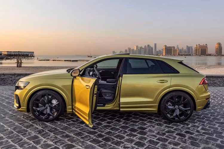 Con số tương ứng của gói phụ kiện ngoại thất màu đen bóng Black Optic Package là 3.250 USD và phanh gốm là 8.500 USD. Đó là chưa kể đến chi phí nâng cấp nội thất cho chiếc Audi RS Q8 "1 of 1 Qatar Edition" này. 