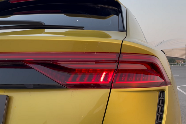 Là xe có một không hai nên chiếc Audi RS Q8 "1 of 1 Qatar Edition" này chắc chắn không rẻ chút nào. Ở thị trường Mỹ, giá xe Audi RS Q8 tiêu chuẩn đã có mức khởi điểm 115.400 USD. Trong khi đó, màu sơn Austin Yellow của xe có giá 4.800 USD. Riêng bộ vành hợp kim 23 inch với thiết kế 5 chấu hình chữ "Y" có giá 3.250 USD. 