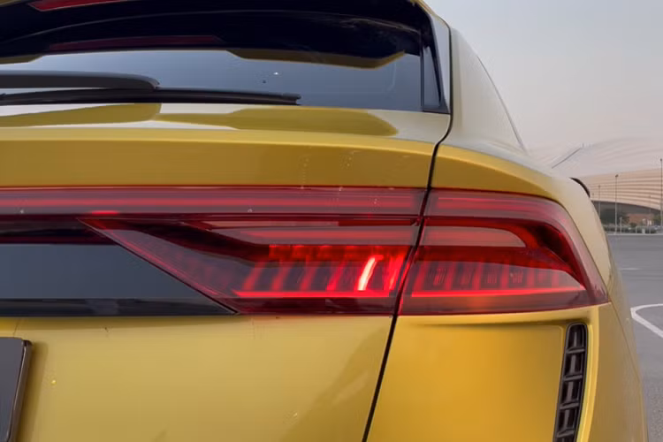 Là xe có một không hai nên chiếc Audi RS Q8 "1 of 1 Qatar Edition" này chắc chắn không rẻ chút nào. Ở thị trường Mỹ, giá xe Audi RS Q8 tiêu chuẩn đã có mức khởi điểm 115.400 USD. Trong khi đó, màu sơn Austin Yellow của xe có giá 4.800 USD. Riêng bộ vành hợp kim 23 inch với thiết kế 5 chấu hình chữ "Y" có giá 3.250 USD. 