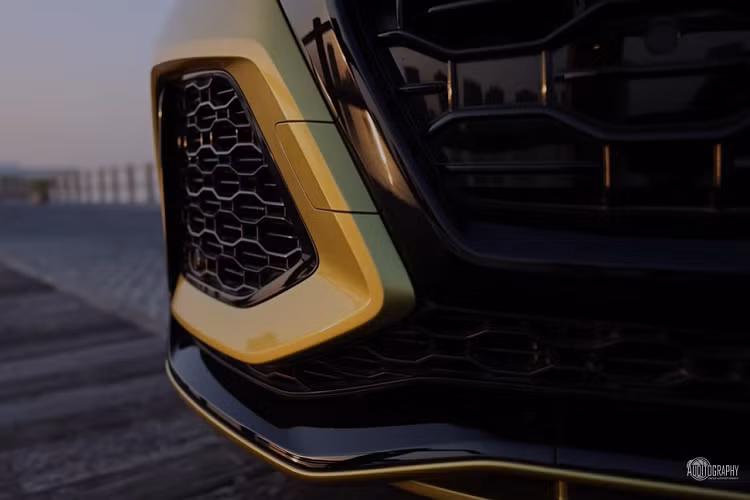 Ngoài màu sơn độc đáo, chiếc Audi RS Q8 "1 of 1 Qatar Edition" của đại gia Qatar còn có một điểm nhấn nữa, nằm ở động cơ. Theo đó, động cơ của chiếc SUV hạng sang này đã được hãng độ ABT Sportsline hiệu chỉnh ECU. Ngoài ra, xe còn được bổ sung hệ thống xả Akrapovic, mang đến âm thanh như siêu xe cho chiếc SUV hạng sang. 