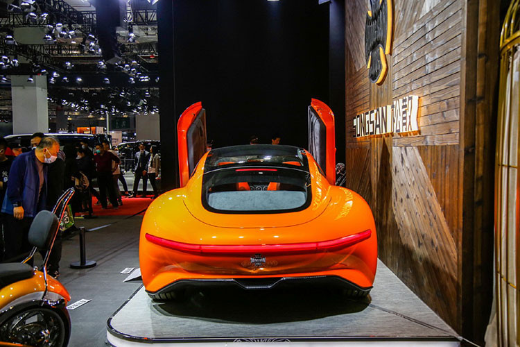 Có thể nhận thấy các ghế ngồi được bọc da màu cam giống như lớp sơn ngoại thất, thảm trải sàn màu xám cùng chất liệu da lộn ở ngăn xếp trung tâm. Ngoài ra, vô lăng của SS GT có vẻ như được lấy cảm hứng từ Mercedes-AMG với kiểu thiết kế D-Cut cùng các điểm nhấn kim loại quen mắt.