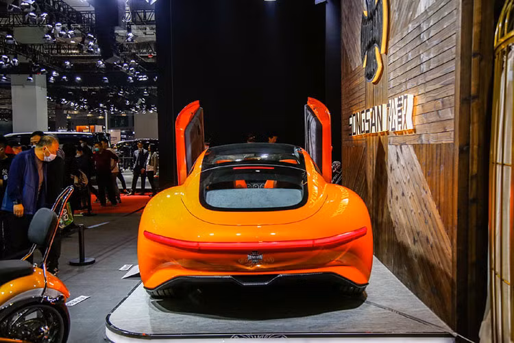 Có thể nhận thấy các ghế ngồi được bọc da màu cam giống như lớp sơn ngoại thất, thảm trải sàn màu xám cùng chất liệu da lộn ở ngăn xếp trung tâm. Ngoài ra, vô lăng của SS GT có vẻ như được lấy cảm hứng từ Mercedes-AMG với kiểu thiết kế D-Cut cùng các điểm nhấn kim loại quen mắt.