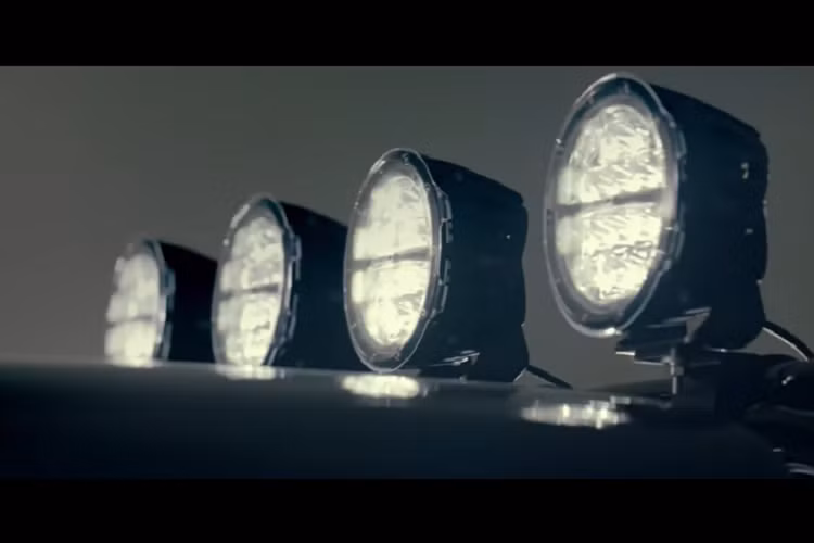 Chiếc xe trong ảnh là bản 2 cửa nhưng dựa theo những thông báo trước đây, Alpha có kế hoạch chế tạo một phiên bản cabin kéo dài gọi là Wolf+ và một bản cabin 4 cửa gọi là SuperWolf.