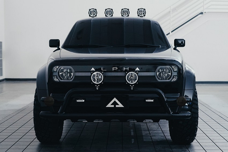 Chiếc xe bán tải điện Alpha Wolf 2022 trưng bày này sẽ ra mắt công chúng tại Viện bảo tàng Ô tô Peterson ở Los Angeles trong suốt tháng 11 và được hoàn thiện bằng màu sơn xanh đậm. Phần đầu xe ngay lập tức gây chú ý nhờ khung cản va lớn tích hợp đèn chiếu sáng. Trong khi đó, đèn pha lại nằm tụt vào trong tấm ốp mặt trước.
