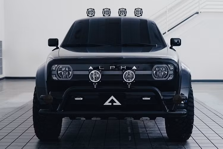 Chiếc xe bán tải điện Alpha Wolf 2022 trưng bày này sẽ ra mắt công chúng tại Viện bảo tàng Ô tô Peterson ở Los Angeles trong suốt tháng 11 và được hoàn thiện bằng màu sơn xanh đậm. Phần đầu xe ngay lập tức gây chú ý nhờ khung cản va lớn tích hợp đèn chiếu sáng. Trong khi đó, đèn pha lại nằm tụt vào trong tấm ốp mặt trước.