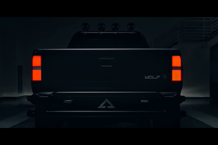 Trên mặt thông số kỹ thuật, Alpha không công bố điều gì mới về Wolf. Nó có thể trang bị cụm pin 75 – 85 kWh và có phạm vi di chuyển khoảng 400 - 440 km mỗi lần sạc đầy. Nó cũng sẽ có sẵn trong cấu hình dẫn động cầu trước và AWD, và chỉ mất 6,2 giây để gia tốc từ 0-96 km/h.