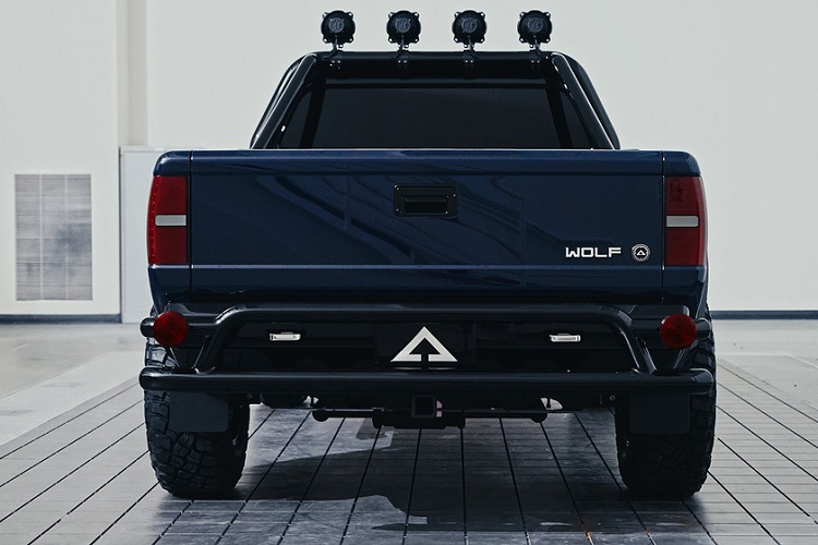 Ở những vị trí khác, thật khó để bỏ qua chi tiết vòm bánh xe rộng ở cả trước và sau khi chúng thật sự mang tới cho mẫu bán tải điện một dáng vẻ độc đáo và vạm vỡ, kết hợp cùng bộ la-zăng và lốp xe chuyên đi off-road.