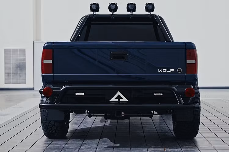 Ở những vị trí khác, thật khó để bỏ qua chi tiết vòm bánh xe rộng ở cả trước và sau khi chúng thật sự mang tới cho mẫu bán tải điện một dáng vẻ độc đáo và vạm vỡ, kết hợp cùng bộ la-zăng và lốp xe chuyên đi off-road.