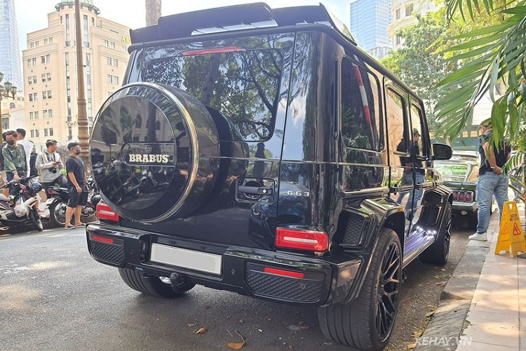 Nhờ những trang bị thêm bằng carbon này, trọng lượng của Mercedes-AMG G63 đã giảm tới 170 kg, trong khi độ cứng vững tăng 55% so với xe nguyên bản.