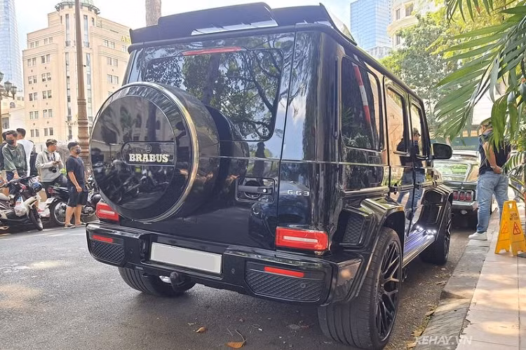 Nhờ những trang bị thêm bằng carbon này, trọng lượng của Mercedes-AMG G63 đã giảm tới 170 kg, trong khi độ cứng vững tăng 55% so với xe nguyên bản.