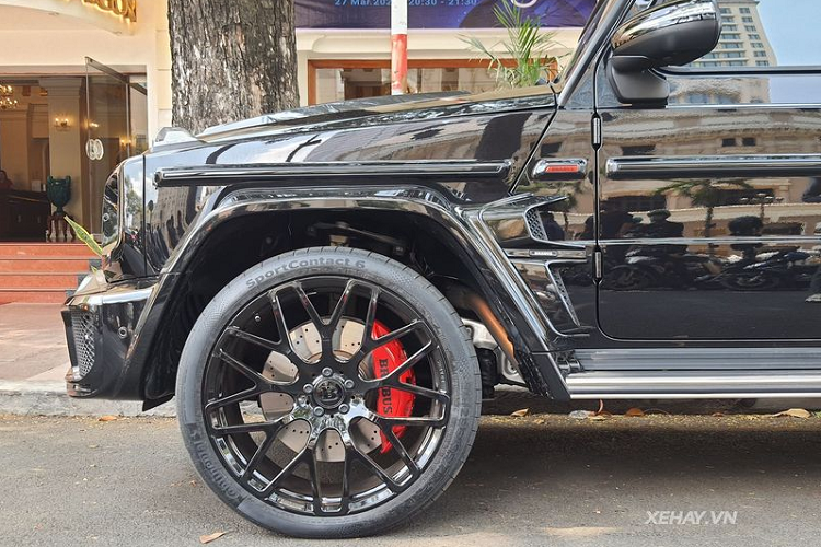 Ở phía sau, Mercedes-AMG G63 được trang bị bộ khuếch tán sau mới với nhiều khe chia gió hơn, ống xả bằng thép không gỉ, nắp bánh xe dự phóng bằng sợi carbon cùng logo Brabus và cánh gió lớn trên nóc cũng làm từ sợi carbon.