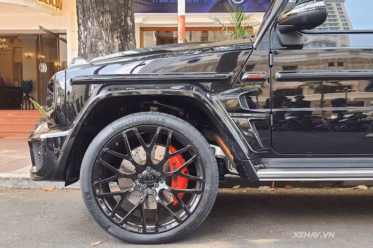 Ở phía sau, Mercedes-AMG G63 được trang bị bộ khuếch tán sau mới với nhiều khe chia gió hơn, ống xả bằng thép không gỉ, nắp bánh xe dự phóng bằng sợi carbon cùng logo Brabus và cánh gió lớn trên nóc cũng làm từ sợi carbon.
