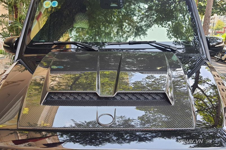 Logo ngôi sao ba cánh đặc trưng của Mercedes đã được thay thế bằng logo chữ B lớn của Brabus. Chưa hết, Brabus 800 còn bao gồm bộ mâm đa chấu 23 inch sơn đen bóng kết hợp cùm phanh màu đỏ có logo Brabus nổi bật.