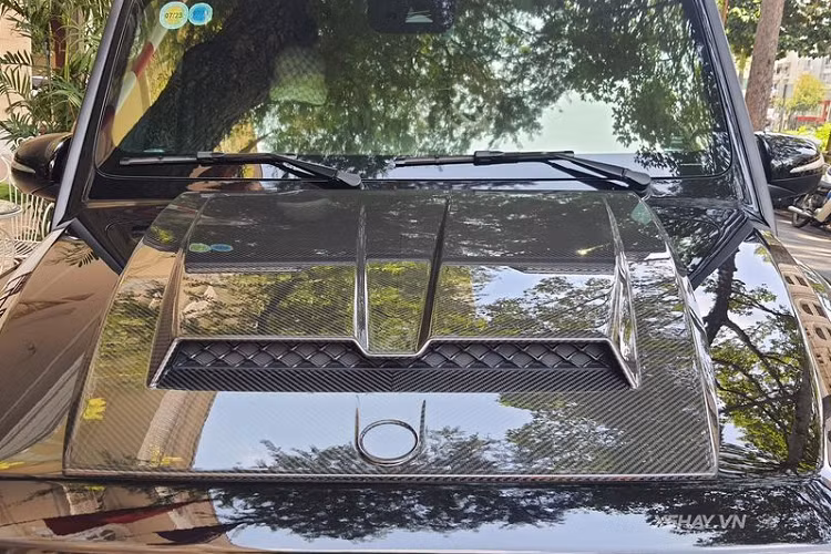 Logo ngôi sao ba cánh đặc trưng của Mercedes đã được thay thế bằng logo chữ B lớn của Brabus. Chưa hết, Brabus 800 còn bao gồm bộ mâm đa chấu 23 inch sơn đen bóng kết hợp cùm phanh màu đỏ có logo Brabus nổi bật.