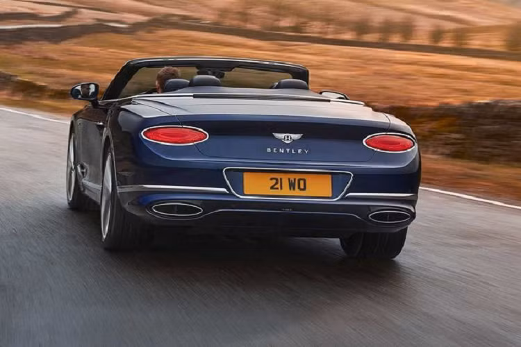 Về thẩm mỹ, Bentley Continental GT Speed Convertible khác với bản tiêu chuẩn ở lưới tản nhiệt sơn màu tối, ốp bệ cửa đặc biệt và bộ la-zăng 22 inch cỡ lớn được hoàn thiện trong màu đen Dark Tint, bạc sáng Bright Silver, hoặc đen bóng Black Gloss.