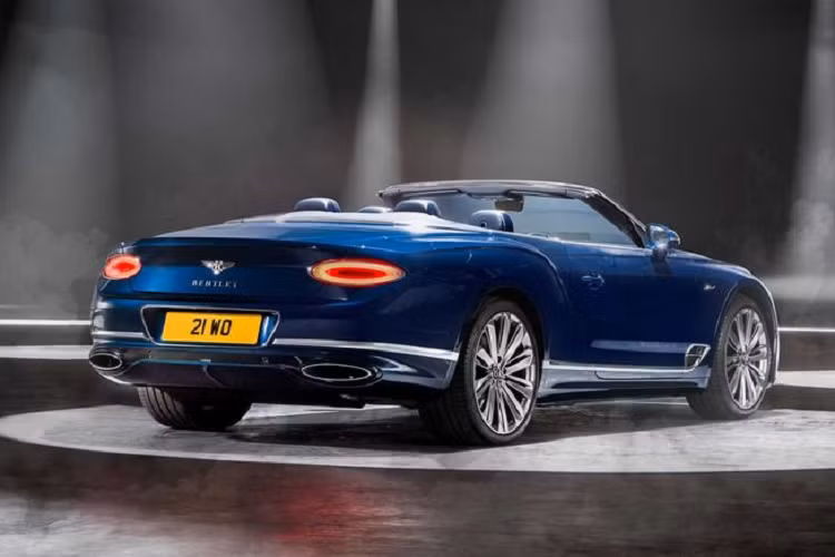 Bên cạnh sức mạnh ấn tượng, Continental GT Speed Convertible còn có công nghệ tiên tiến giúp xử lý gọn gàng các góc cua. Xe được lắp đặt hệ thống treo khí nén chủ động với bộ giảm chấn thích ứng và hệ thống kiểm soát chống lật. Để tối ưu hiệu suất xe, khách hàng có thể yêu cầu tùy chọn hệ thống phanh gốm carbon.
