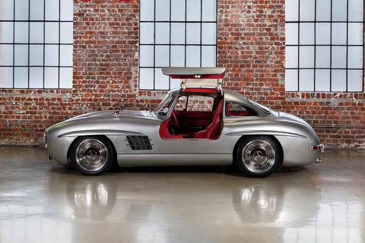 Không chỉ là một cỗ máy tốc độ, ngoại thất màu bạc và cabin màu đỏ của Gullwing Tribute tạo nên vẻ tương phản đẹp mắt. Cabin xe độ mới cũng có lắp đặt nhiều tính năng tiện nghi như điều hòa và bọc da Nappa. Cuối cùng, chiếc xe Gullwing Tribute phục chế kiêm độ độc này đang có giá 1,8 triệu Rand ở Nam Phi, tương đương 2,96 tỷ đồng ở Việt Nam.