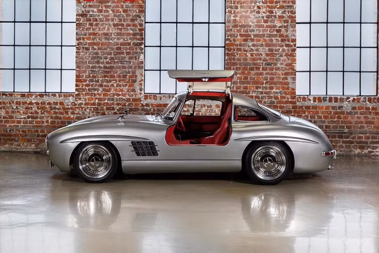 Không chỉ là một cỗ máy tốc độ, ngoại thất màu bạc và cabin màu đỏ của Gullwing Tribute tạo nên vẻ tương phản đẹp mắt. Cabin xe độ mới cũng có lắp đặt nhiều tính năng tiện nghi như điều hòa và bọc da Nappa. Cuối cùng, chiếc xe Gullwing Tribute phục chế kiêm độ độc này đang có giá 1,8 triệu Rand ở Nam Phi, tương đương 2,96 tỷ đồng ở Việt Nam.