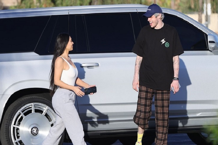 Chiếc Cadillac Escalade ESV của Kim Kardashian đã từng “gây sốt” cộng đồng mạng với những hình ảnh được đăng tải vào hồi tháng 4/2021. Xe được độ lại bởi công ty Platinum Motorsport và sở hữu diện mạo táo bạo, mạnh mẽ hơn so với nguyên bản rất nhiều.