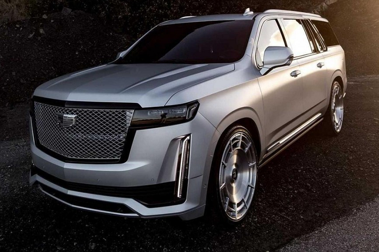 Chiếc xe với lớp sơn hoàn thiện màu bạc kết hợp cùng bộ mâm mang thiết kế đặc trưng của Rolls-Royce trở nên càng nổi bật hơn. Đoạn video ngắn cho thấy Kim Kardashian cùng bạn trai mới - diễn viên hài Pete Davidson, đang dạo chơi tại đường phố Los Angeles bên cạnh chiếc xe Cadillac Escalade hàng độc với dàn áo màu bạc đầy ấn tượng.