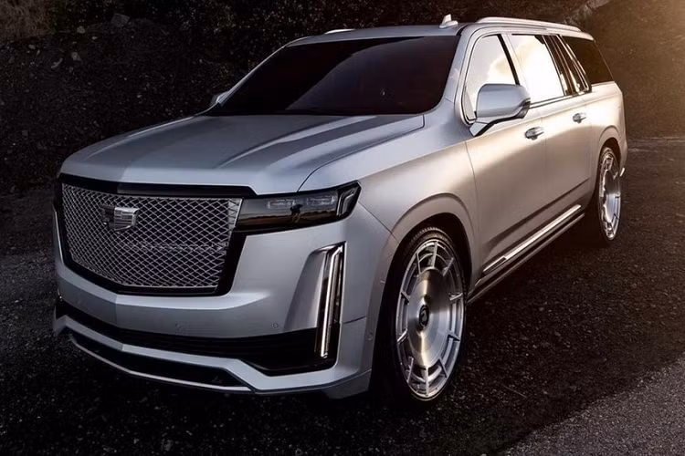 Chiếc xe với lớp sơn hoàn thiện màu bạc kết hợp cùng bộ mâm mang thiết kế đặc trưng của Rolls-Royce trở nên càng nổi bật hơn. Đoạn video ngắn cho thấy Kim Kardashian cùng bạn trai mới - diễn viên hài Pete Davidson, đang dạo chơi tại đường phố Los Angeles bên cạnh chiếc xe Cadillac Escalade hàng độc với dàn áo màu bạc đầy ấn tượng.