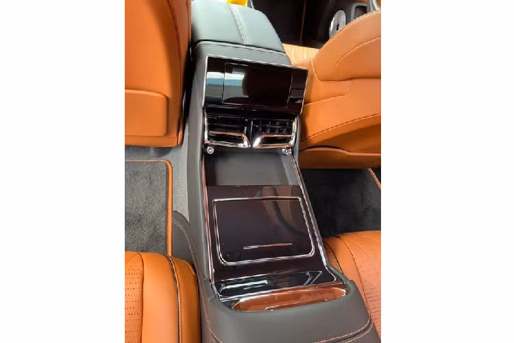 Ở thế hệ thứ ba, Bentley Flying Spur nói chung hay bản First Edition nói riêng đã có sự thay đổi về kích thước với chiều dài, chiều rộng được gia tăng một chút so với đời cũ, nâng chiều dài tổng thể của xe đạt mức 5.304mm, chiều dài cơ sở 3.195mm (tăng 130mm).