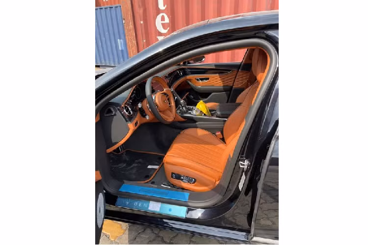 Về thiết kế, sự sang trọng vẫn luôn là yếu có thừa trên mọi chiếc xe mang logo Bentley và tất nhiên, Flying Spur First Edition cũng không phải ngoại lệ. Phong cách trẻ trung nhưng xa xỉ chính là xu hướng mà hãng xe nước Anh hướng tới.