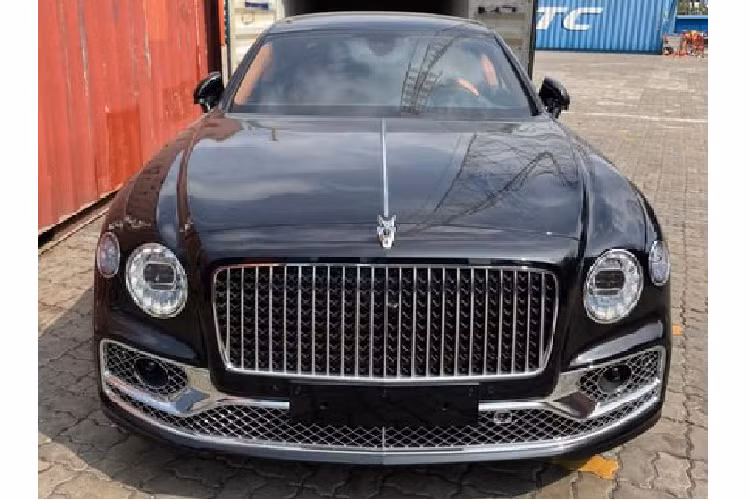 Thông qua những hình ảnh được đăng tải có thể thấy, siêu phẩm Bentley Flying Spur First Edition này sở hữu nước sơn ngoại thất màu đen huyền bí, kết hợp với rất nhiều chi tiết được mạ crome sáng như mặt ca-lăng cản dưới trước/sau, viền cửa sổ, mang cá... Ngoài ra, xe được tuỳ chọn cấu hình chỉ 4 chỗ ngồi với vách tì tay trung tâm cỡ lớn ở băng ghế sau.