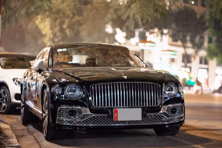 Bước vào bên trong cabin, nội thất Flying Spur First Edition có tông màu chủ đạo nâu da bò kết hợp đen truyền thống. Ghế ngồi và cánh cửa của xe được khâu họa tiết hình kim cương. Một số trang bị nổi bật khác phải kể tới như các chi tiết ốp gỗ cao cấp màu đen piano, màn hình cảm ứng trung tâm 12,3 inch có thể ẩn sau táp-lô, hệ thống âm thanh 10 loa tiêu chuẩn có thể nâng cấp lên loại 16 loa Bang &amp; Olufsen hoặc 19 loa 2.200W Naim tích hợp bộ chuyển đổi âm bass trên ghế trước.